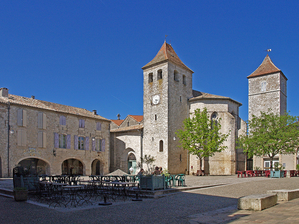  Lauzerte :  Eglise Saint-Barthélemy et Place des Cornières (Tarn-et-Garonne)