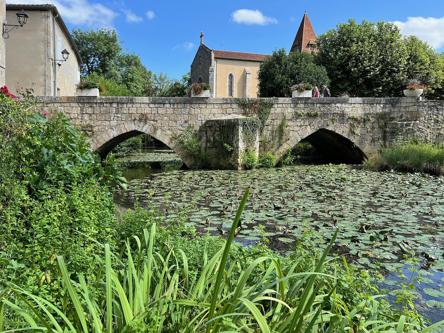 L’Auzoue à Fourcès avec le pont d’entrée (XVème)