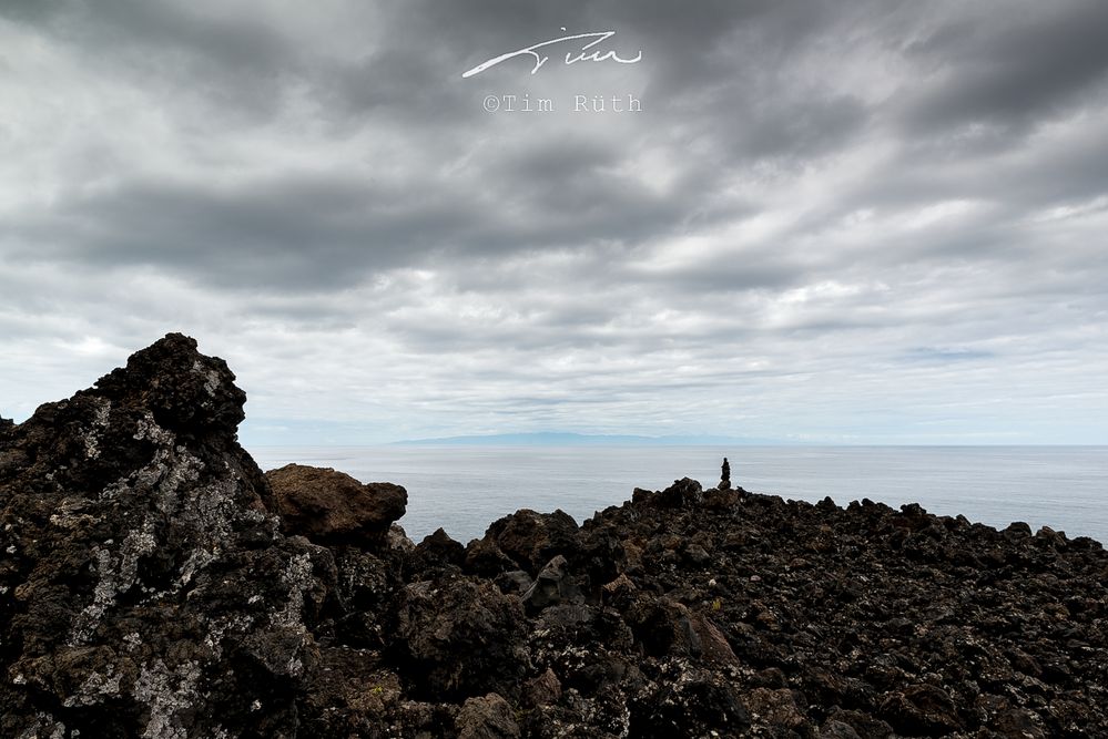 Lava, nubes y mar...