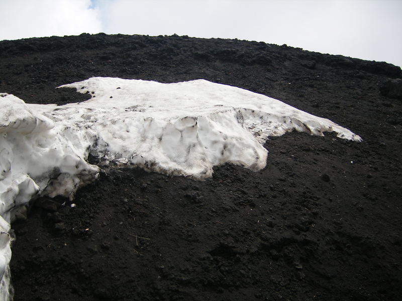 lava y nieve en el Etna