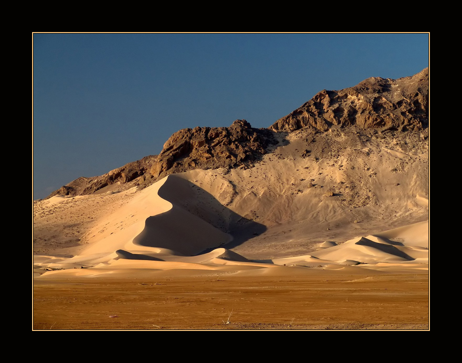 Lavaberge und Dünen in der Abendsonne