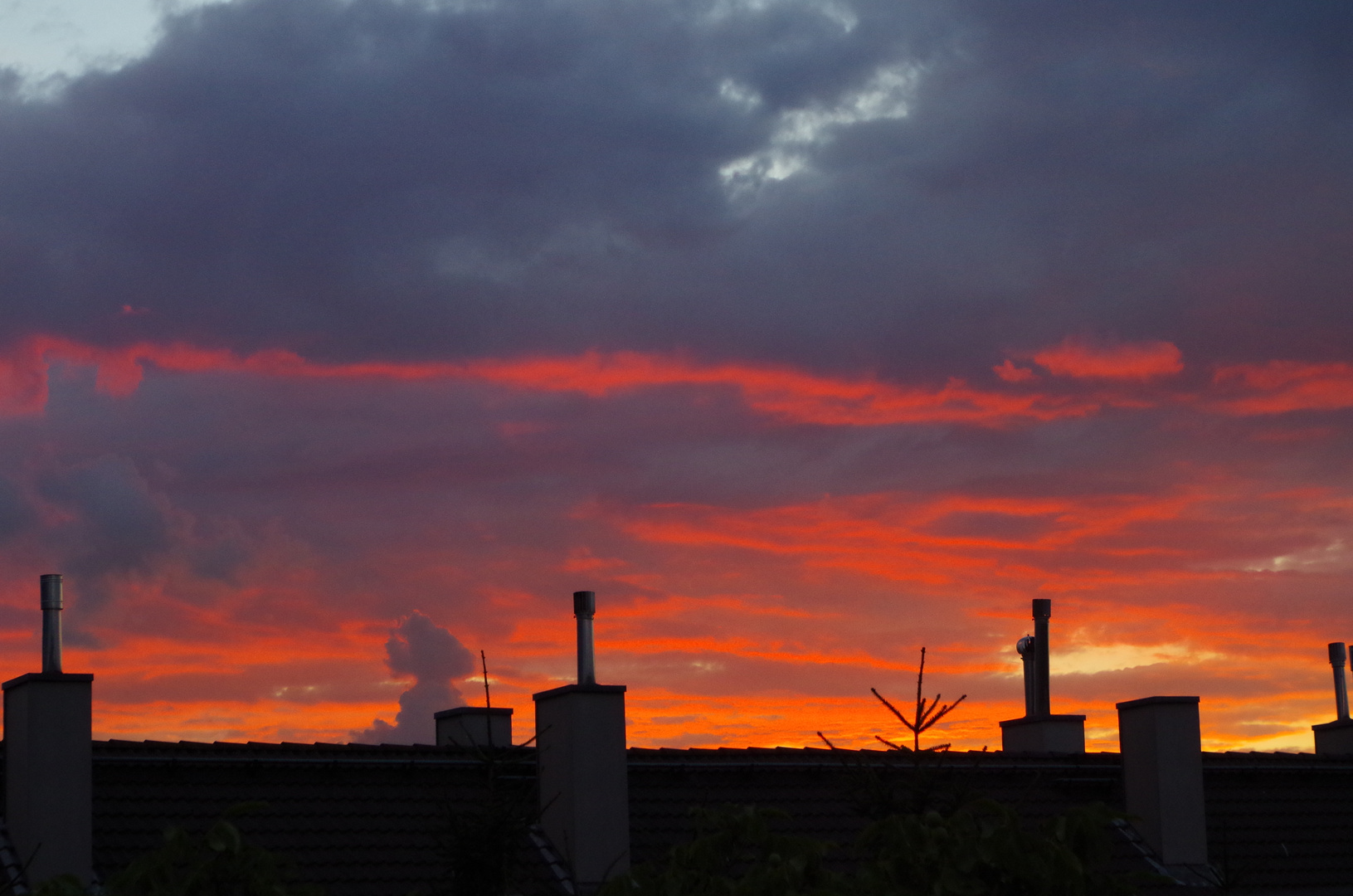 Lavafluss über den Dächern