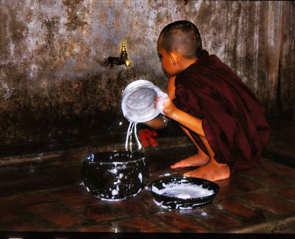 Lavage de vaisselle au Monastère