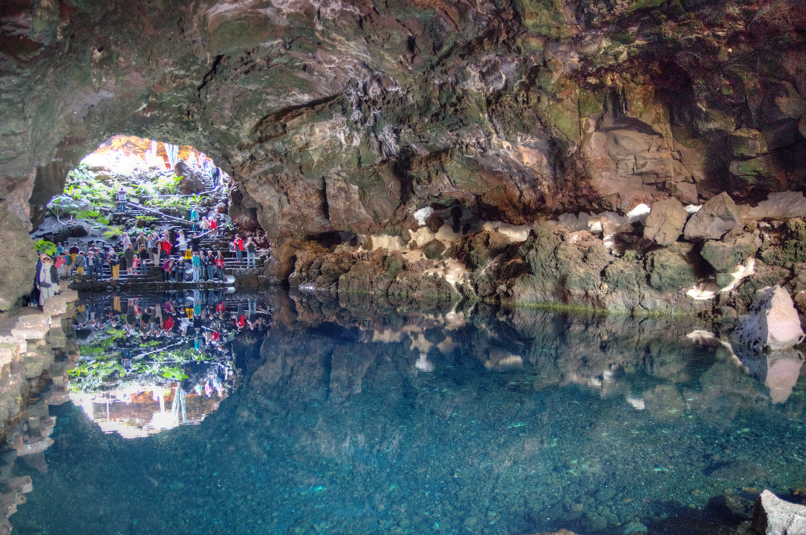 Lavagesteinshöhle mit See 