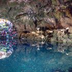 Lavagesteinshöhle mit See 