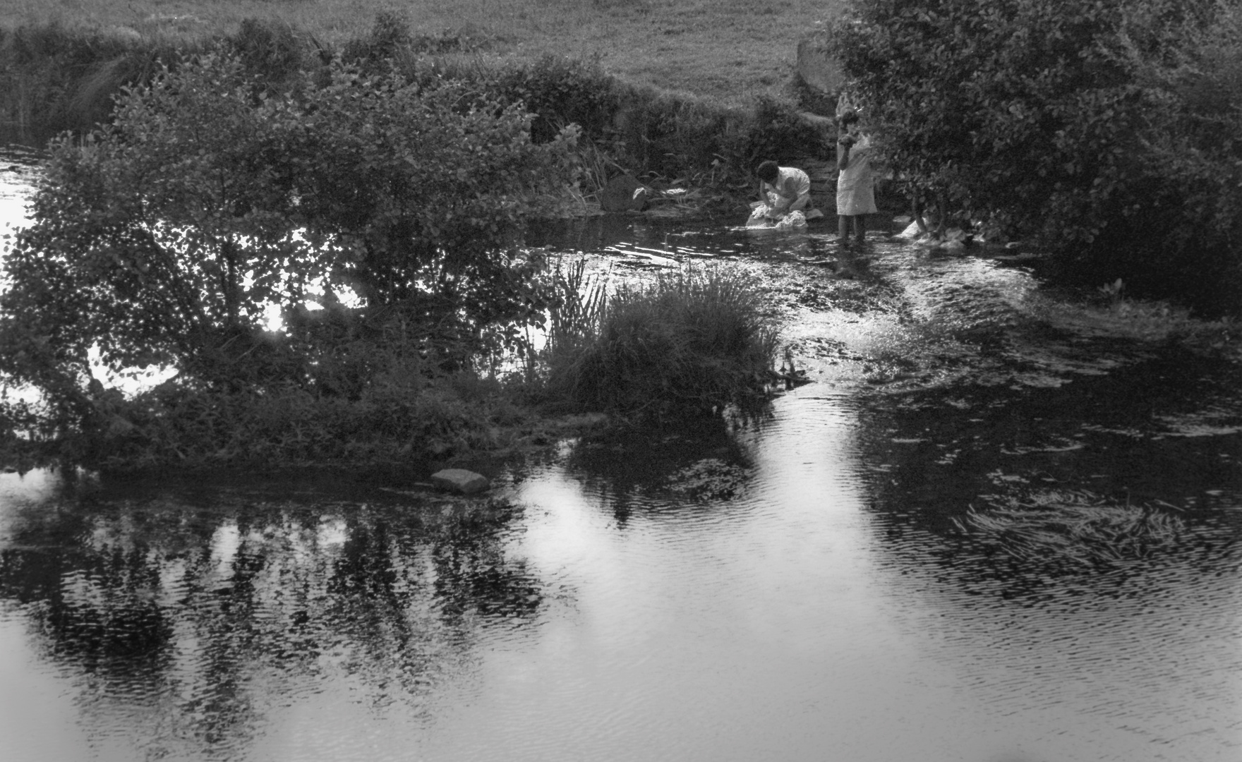 LAVANDERAS EN EL RIO MIÑO A SU PASO POR LUGO