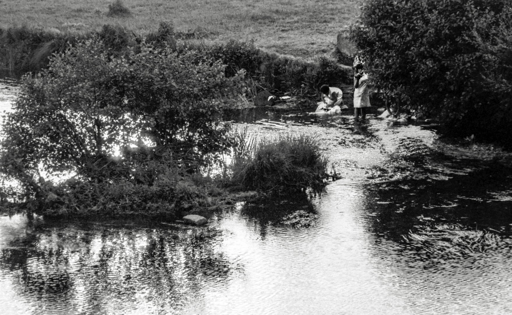 LAVANDERAS EN EL RIO MIÑO.  Lugo