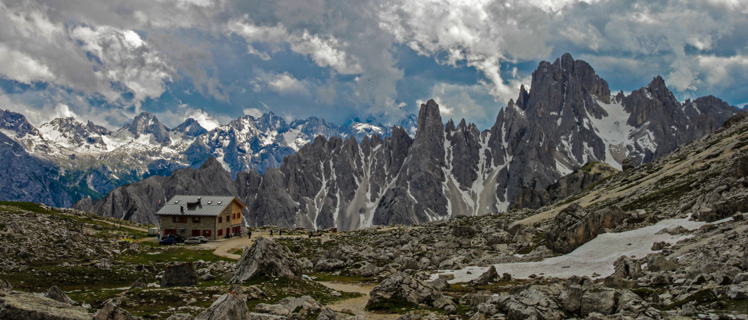 Lavaredohütte mit der Cadinigruppe im Hintergrund