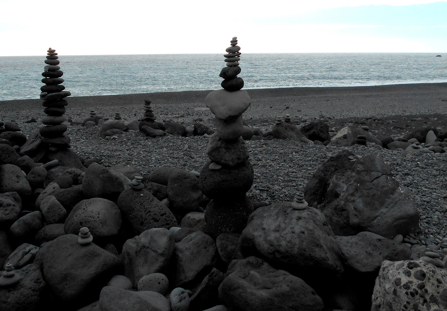 Lavasteine am Strand von Puerto Naos