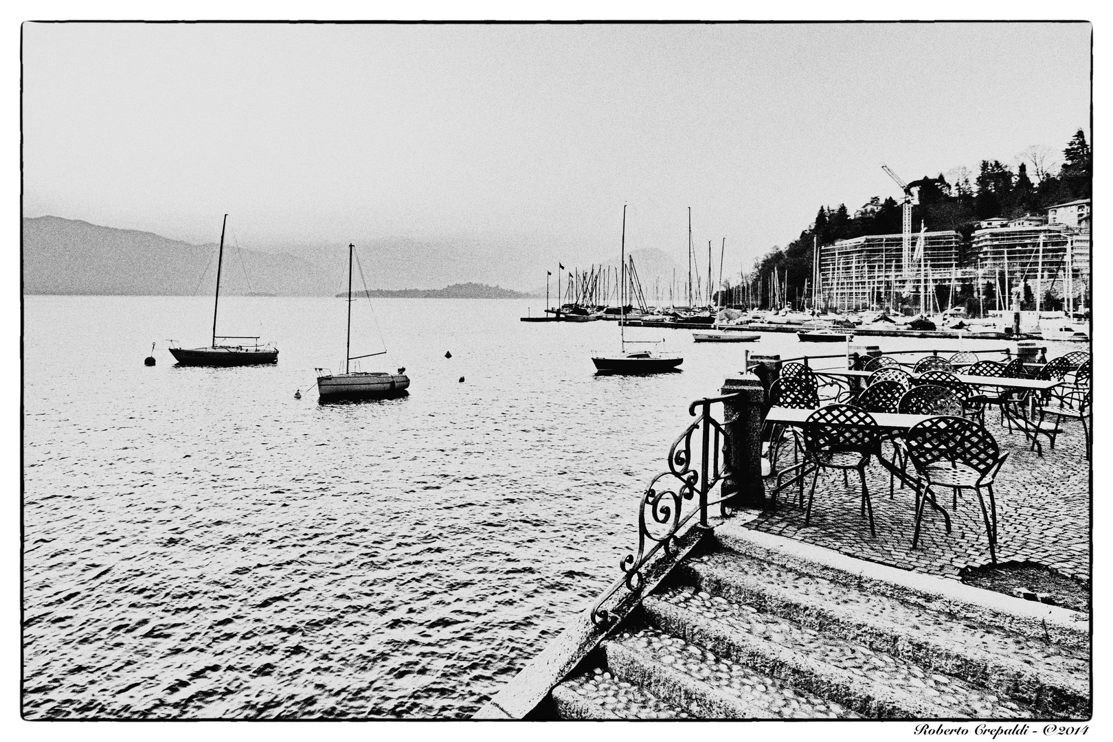 Laveno, bar con vista sul lago