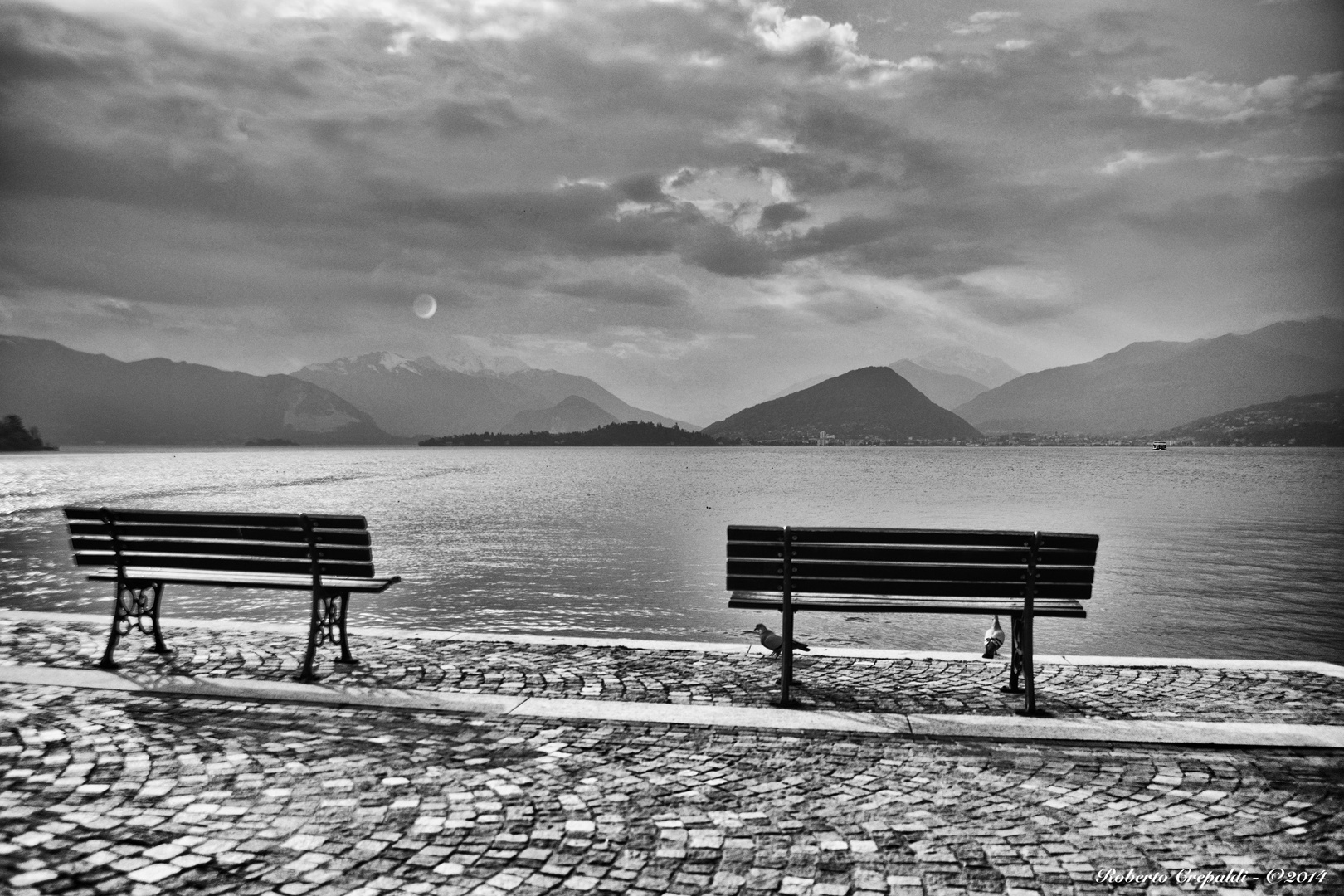 Laveno, panchine vista lago