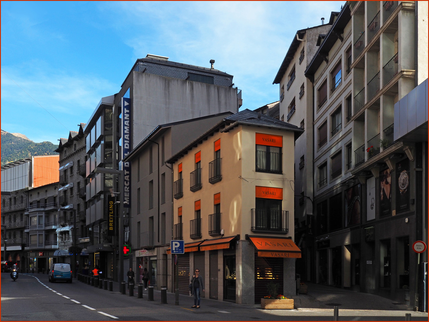 L’avenue Meritxell, paradis (ou enfer) du shopping  --  Andorre-la Vieille