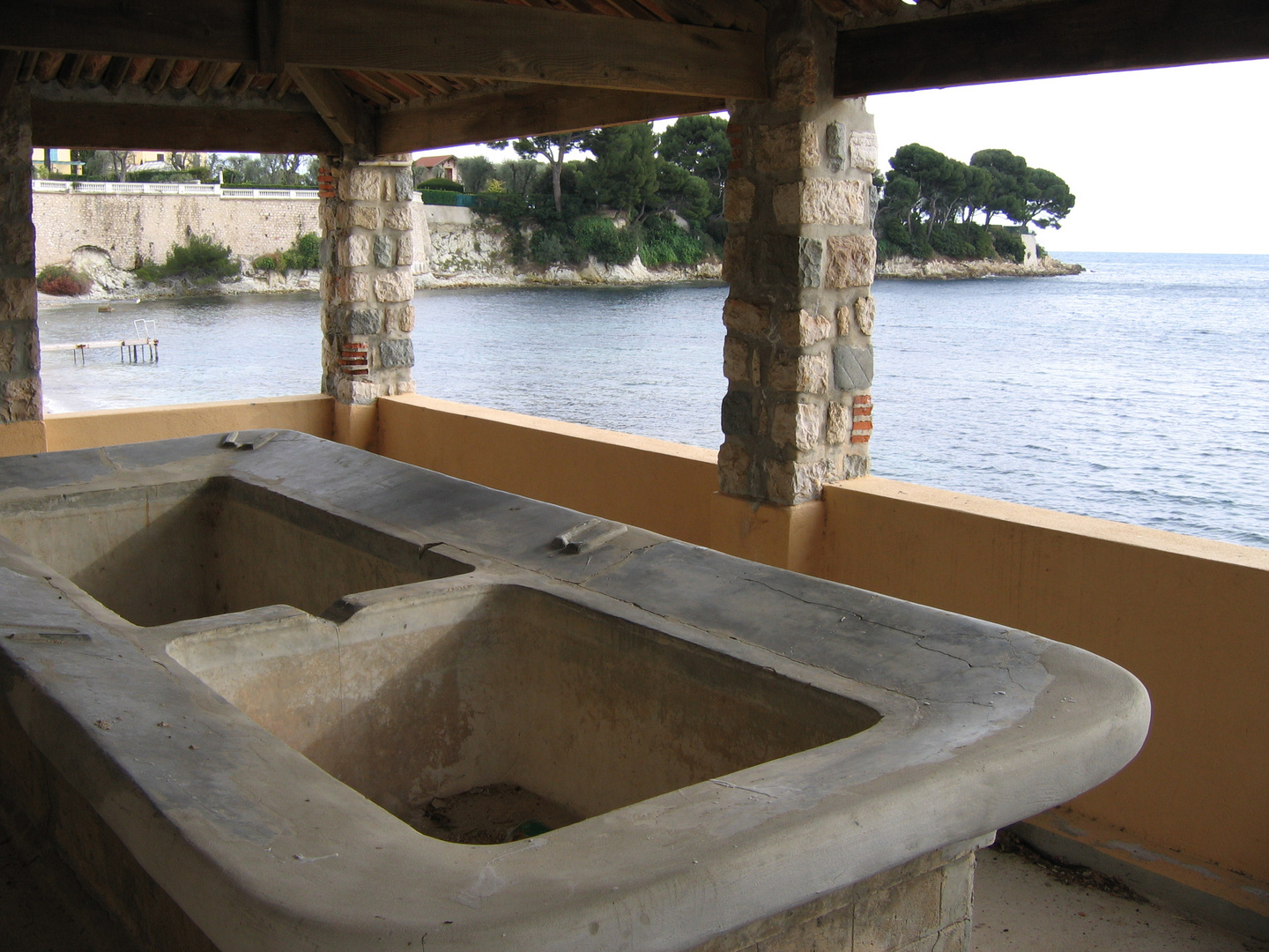 Lavoir au bord de l'eau