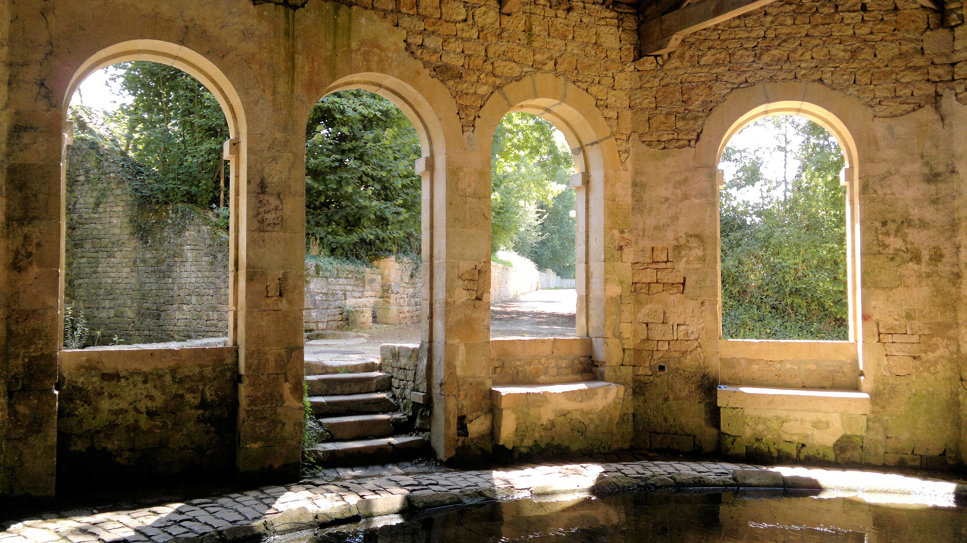 Lavoir au pied de la source