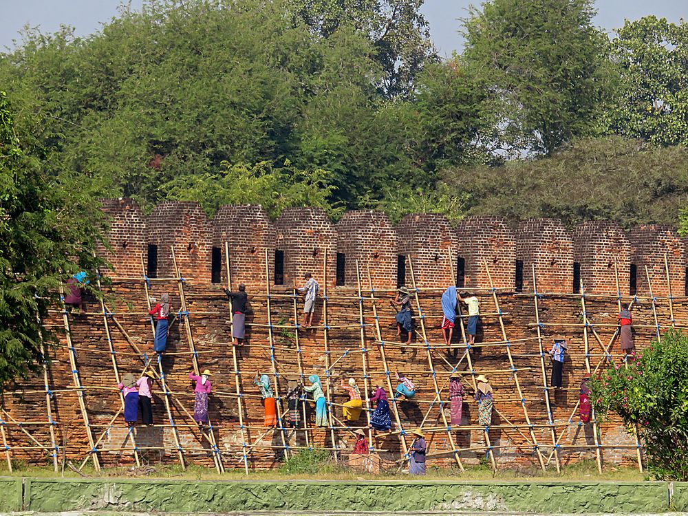 Lavori di ristrutturazione delle mura del Mandalay Palace