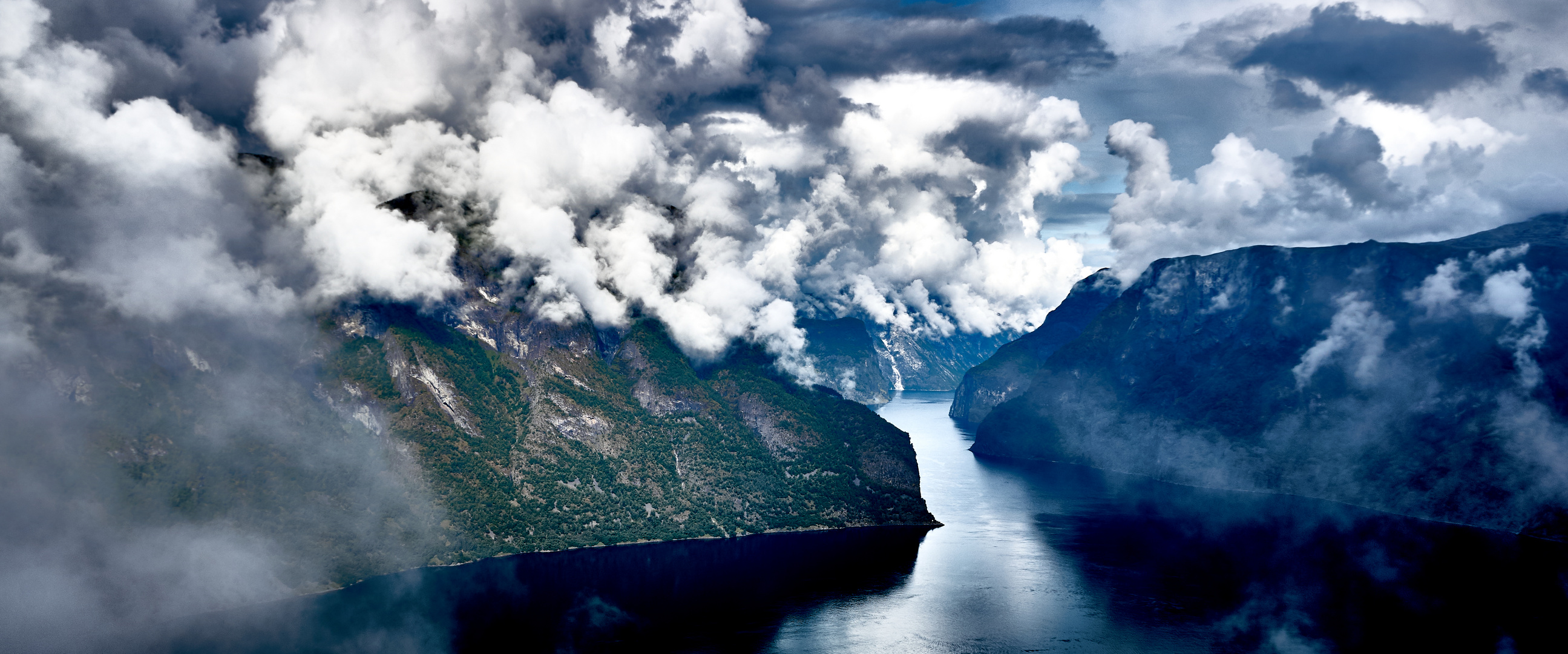 Lawinen am Fjord