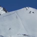 Lawinenhang mit Schneebrettlawine im Skigebiet