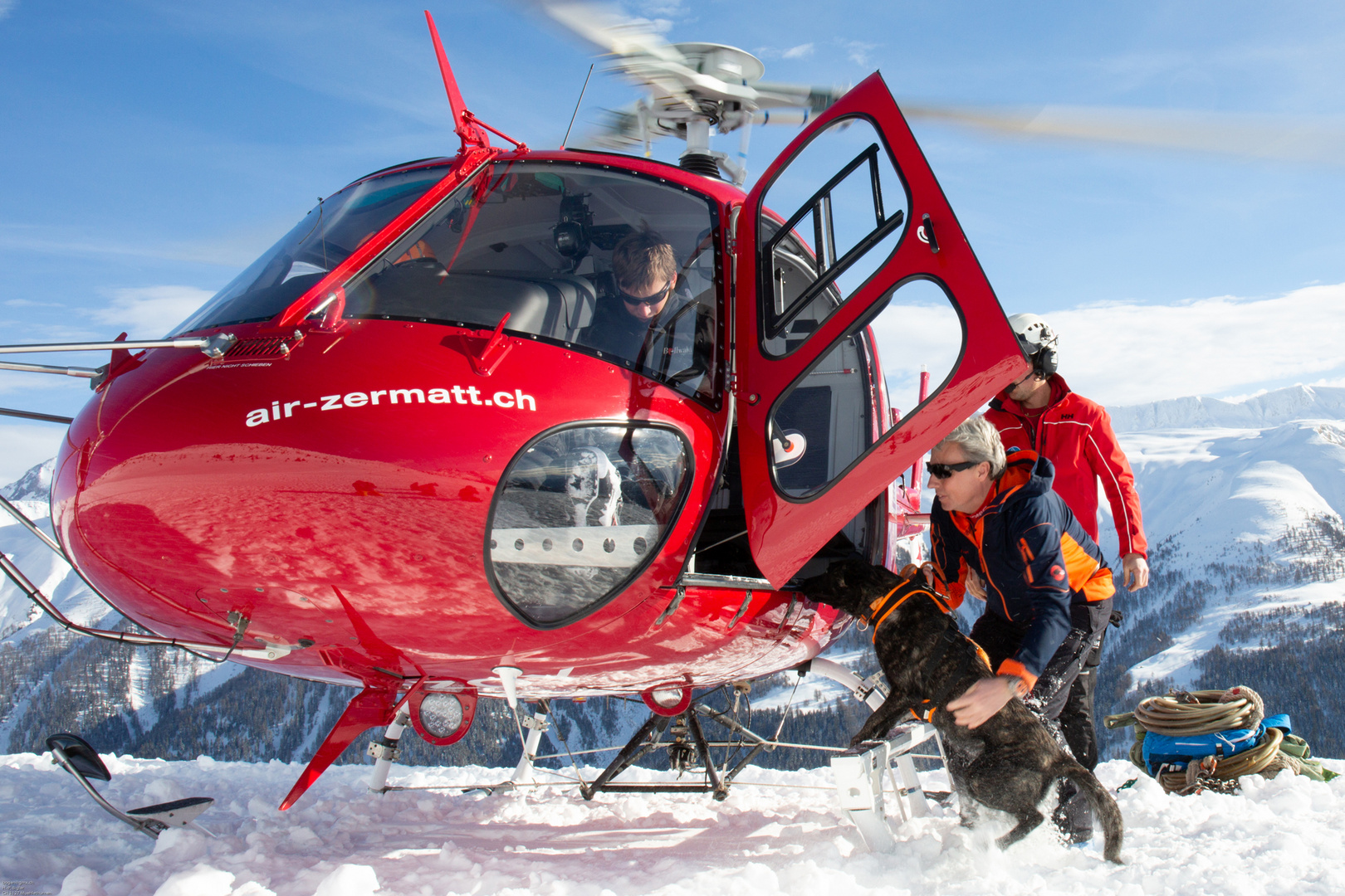 Lawinenhundetraining mit Hubschrauber