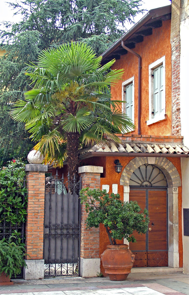 Lazise, Wohnhaus, warme Farben