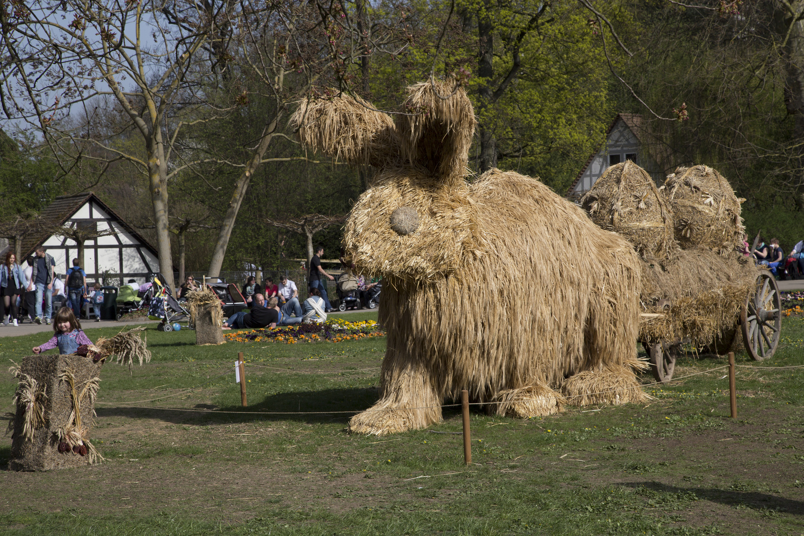 LB Blühendes Barock-Strohskulpturen 1