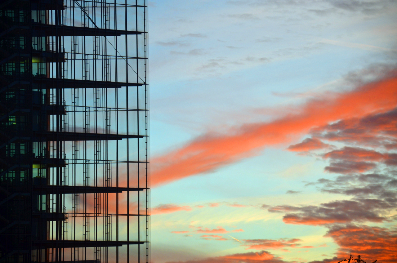 LBBW-Hochhaus bei Sonnenuntergang