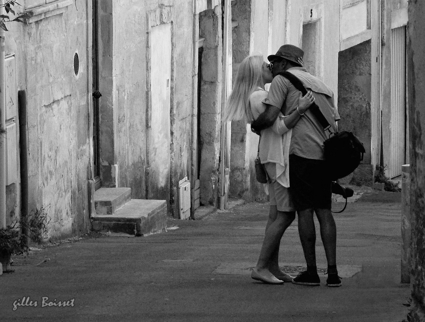 le baiser du photographe rue Robert Doisneau en Arles