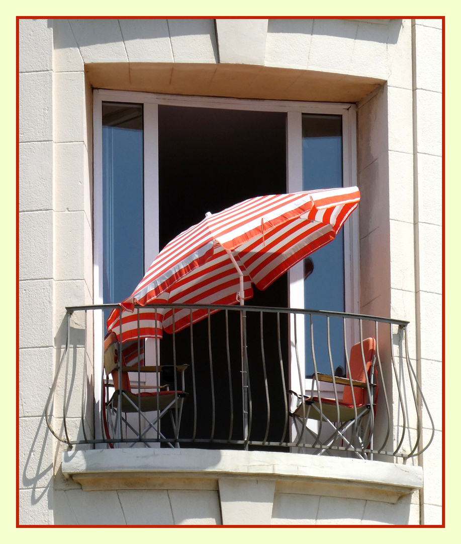 Le balcon et son parasol