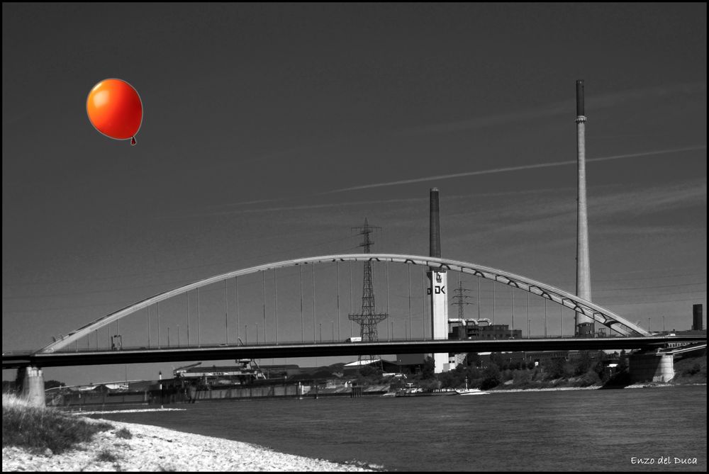 Le ballon orange in Duisburg - Brücke der Solidarität