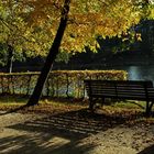 Le banc au bord de l'eau.