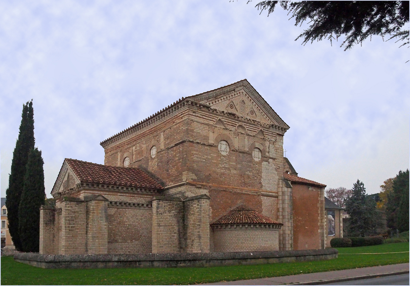 Le Baptistère Saint-Jean, face nord  --  Poitiers