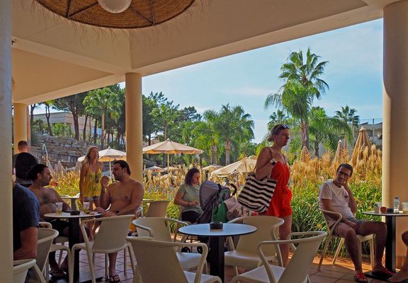 Le bar-piscine à l‘Hôtel Guarana