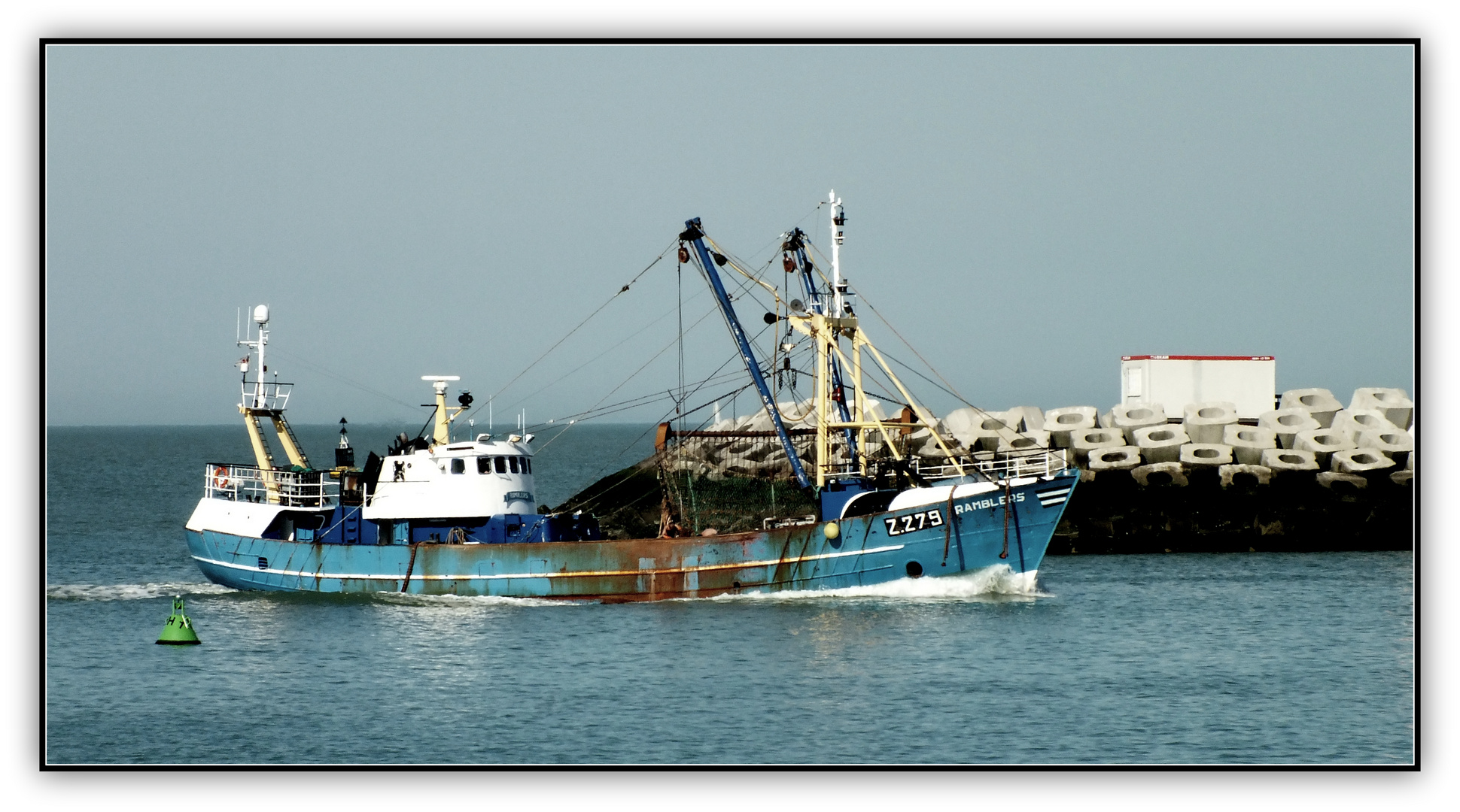 le bateau de pêche.