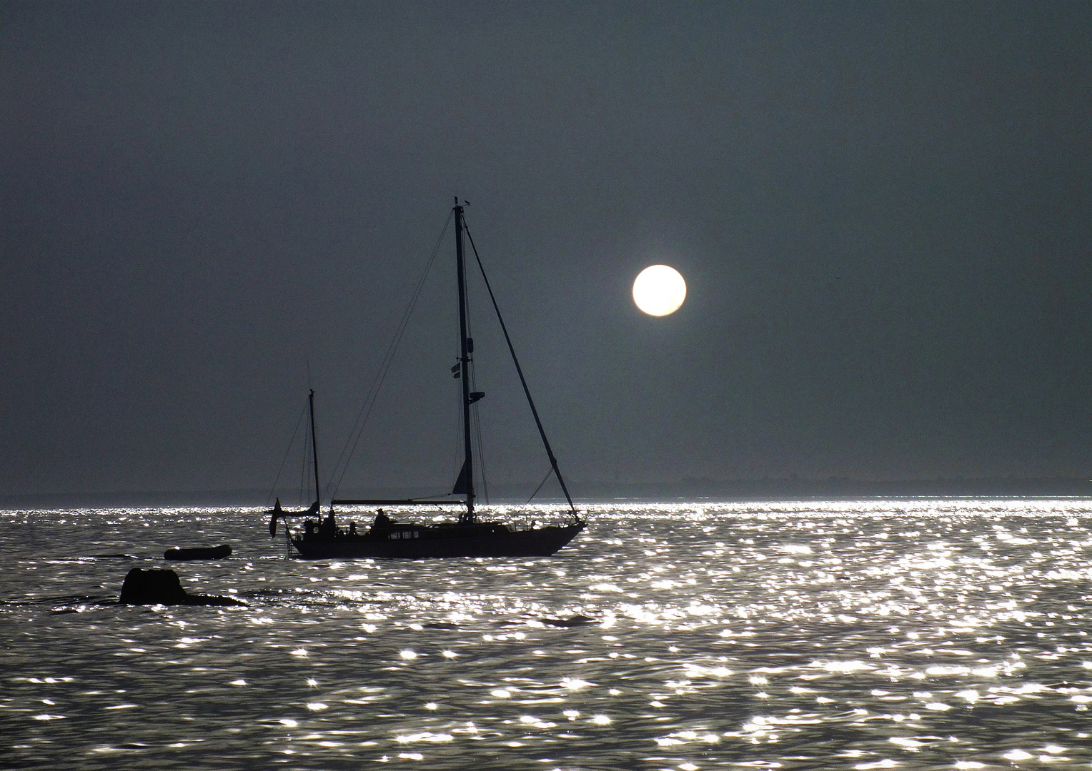 Le bateau, la mer et la lune