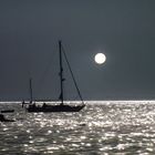 Le bateau, la mer et la lune