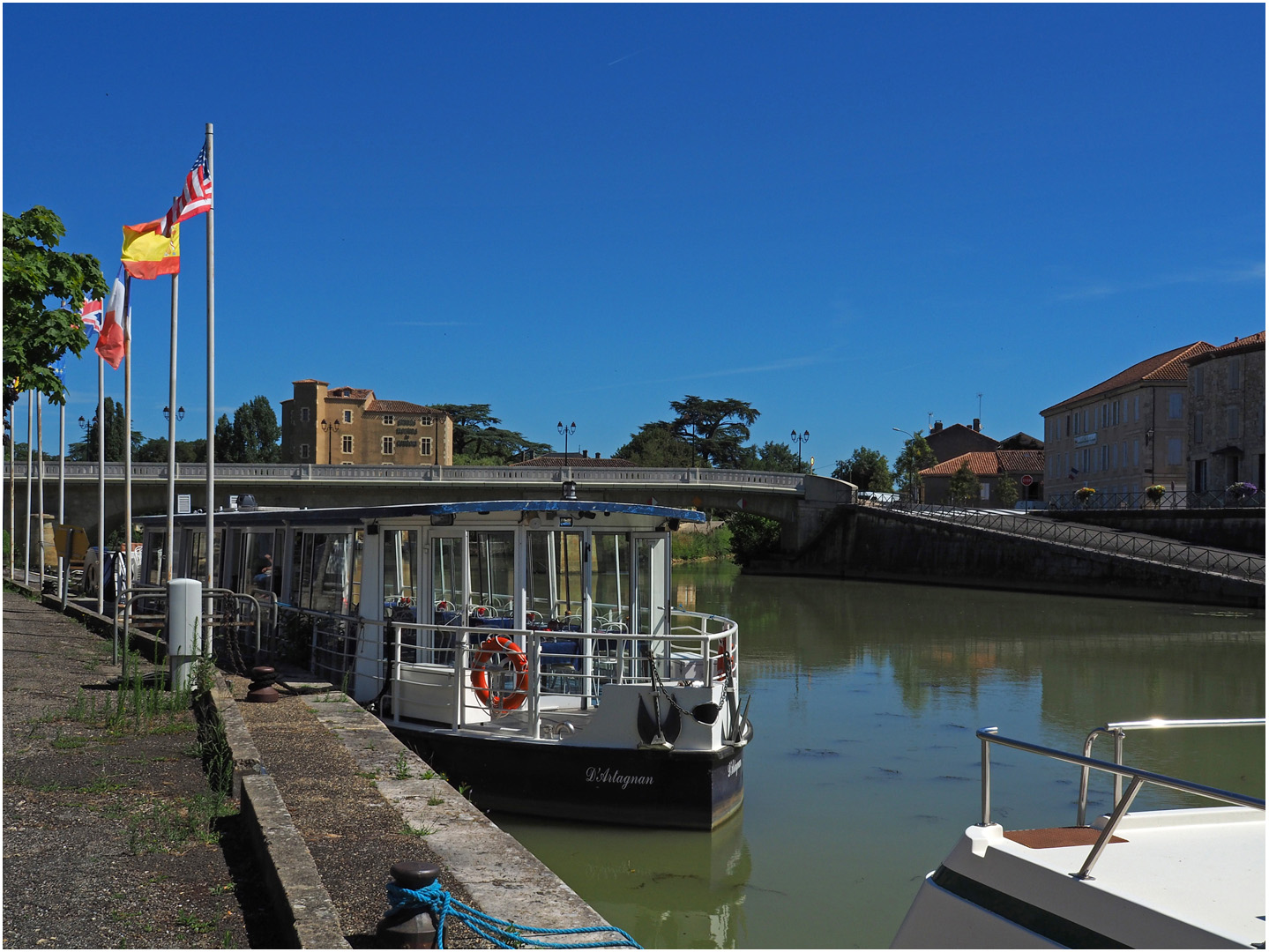 Le bateau promenade D’Artagnan dans le port de Condom