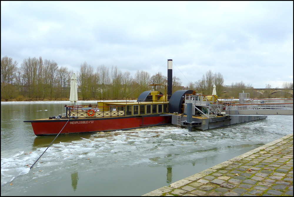 Le Bateau-Restaurant "Inexplosible n°22" sur  la Loire à ORLEANS (Loiret)