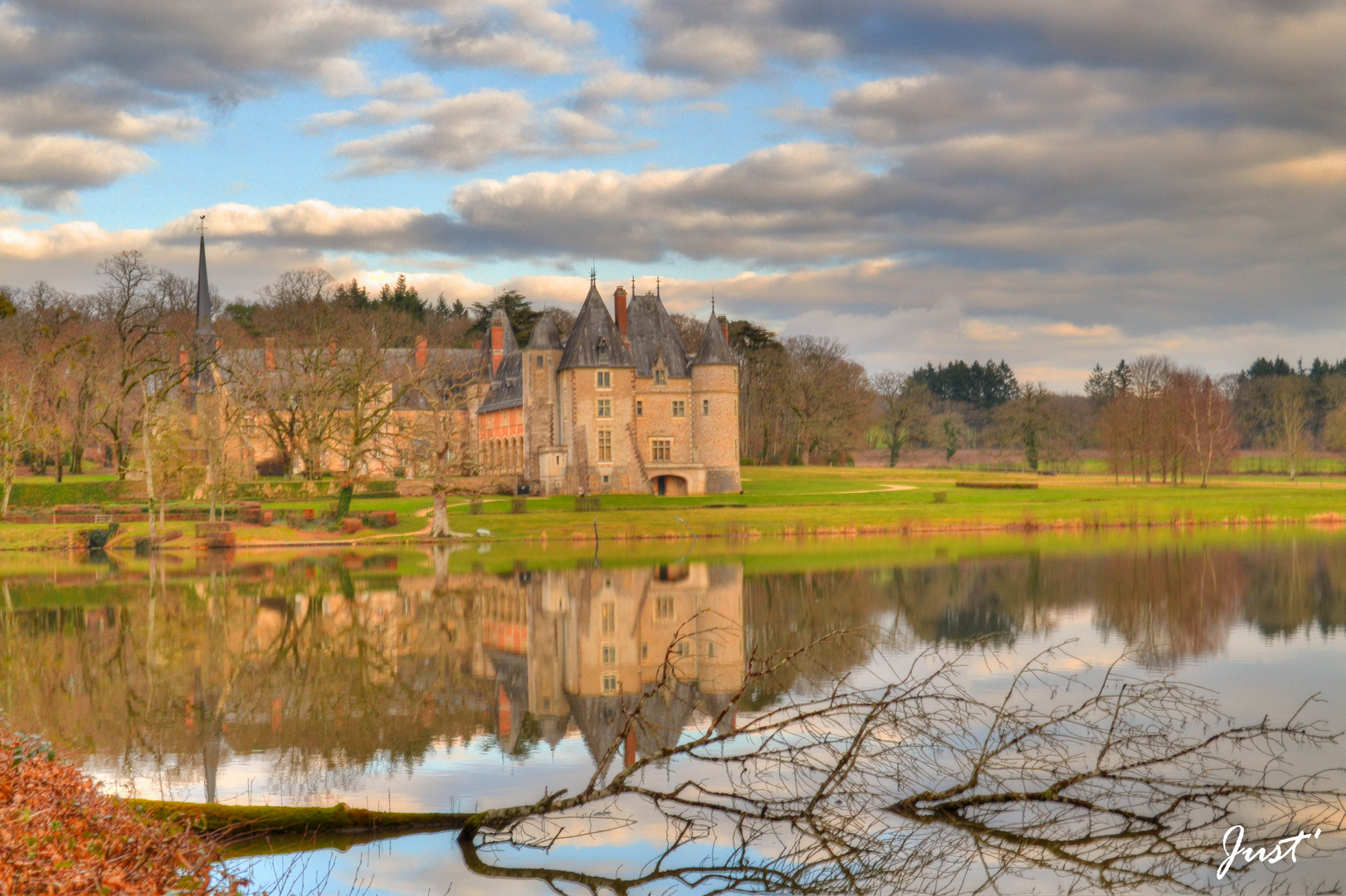 Le beau château, caché dans la forêt