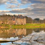 Le beau château, caché dans la forêt