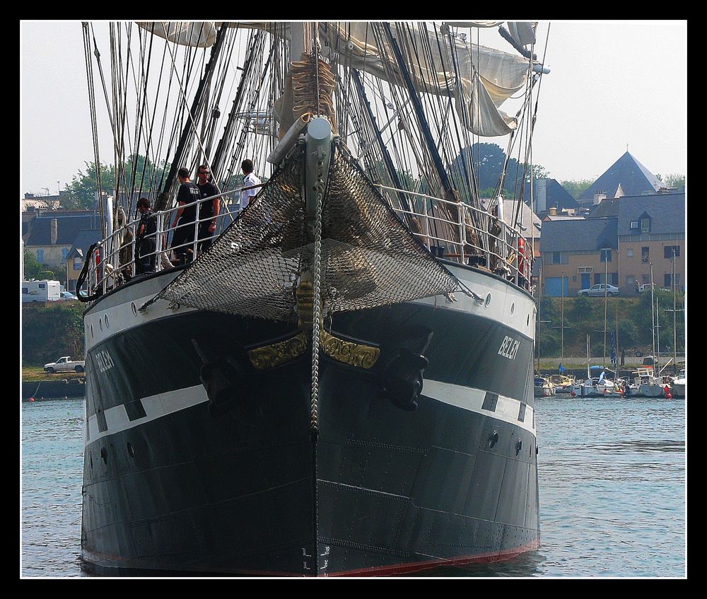 " Le BELEM à la manoeuvre dans le port de Concarneau "