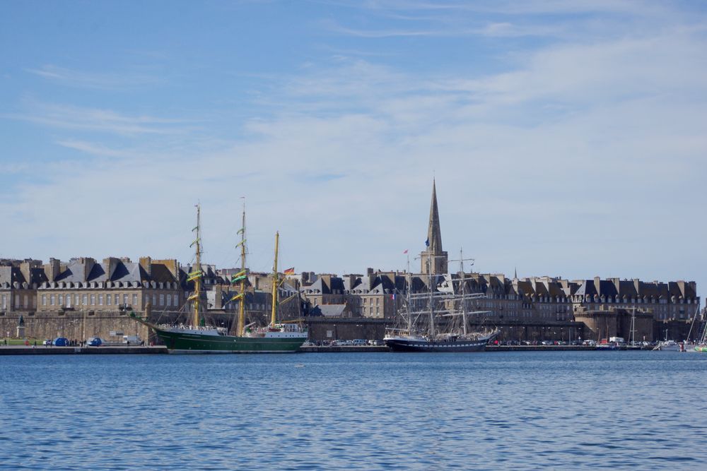 Le Bélem et l'Alexander Von Humbolt II dans le port de St Malo .....