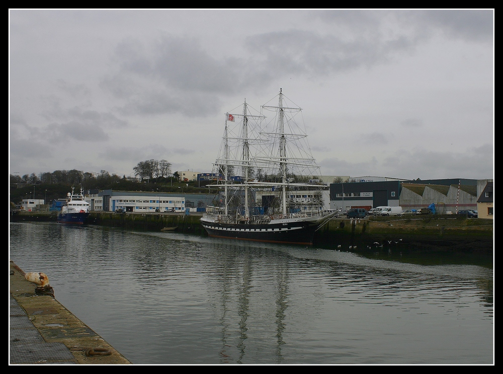 " Le BELEM seul avec son reflet dans le port de Concarneau "