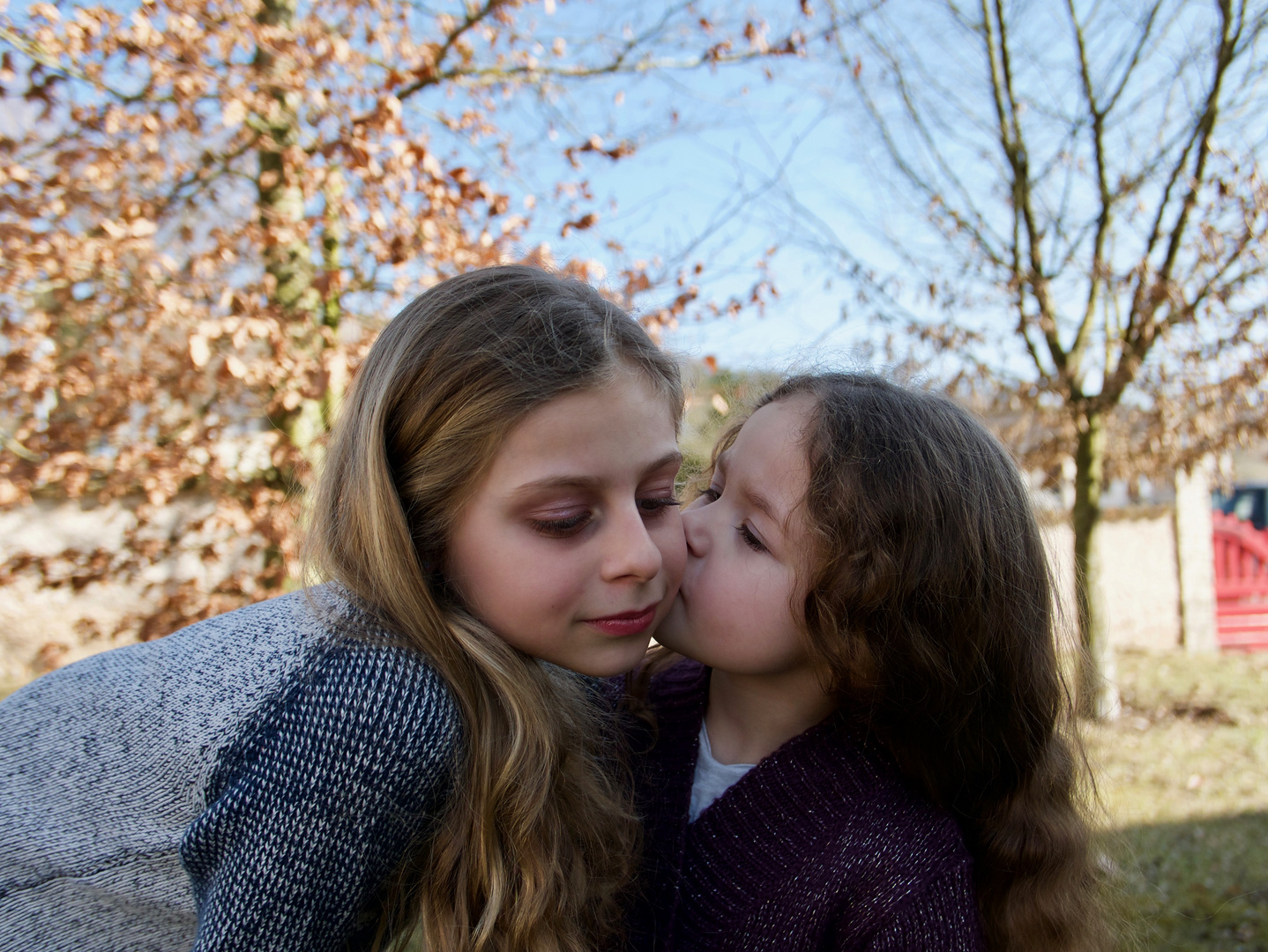 Le bisous de la petite à la grande...