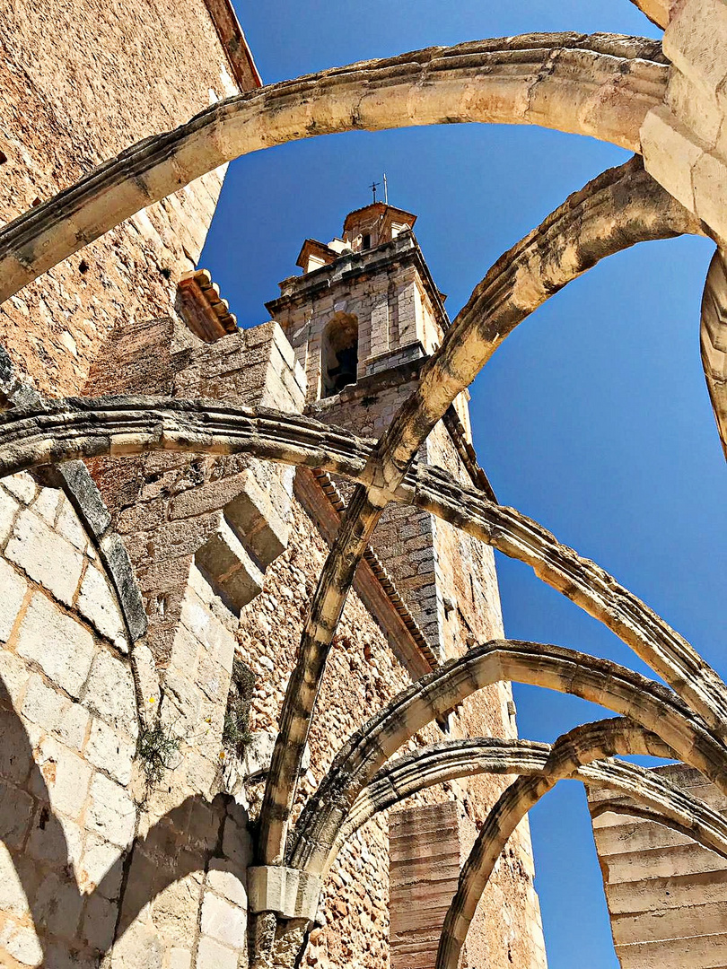 Le bleu du ciel à travers les arches