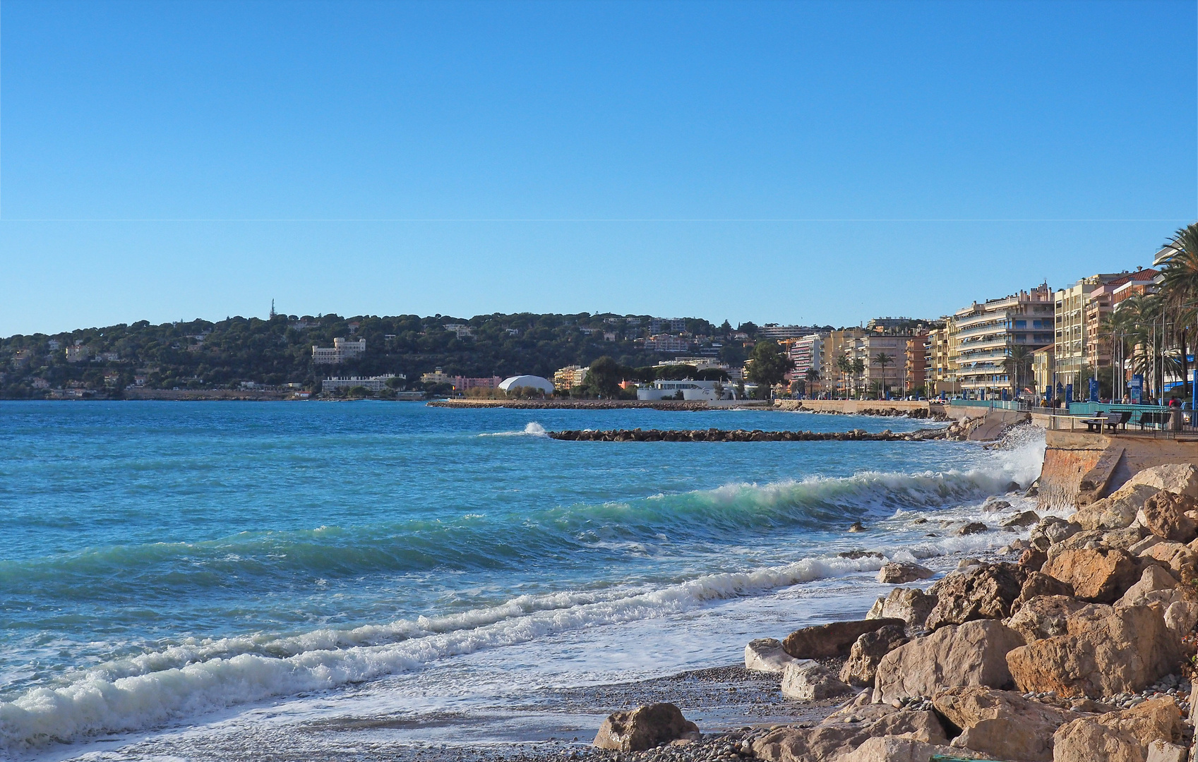 Le bord de mer à Menton en direction de Roquebrune Cap Martin