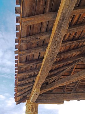 Le bord du toit de la halle de Mauvezin