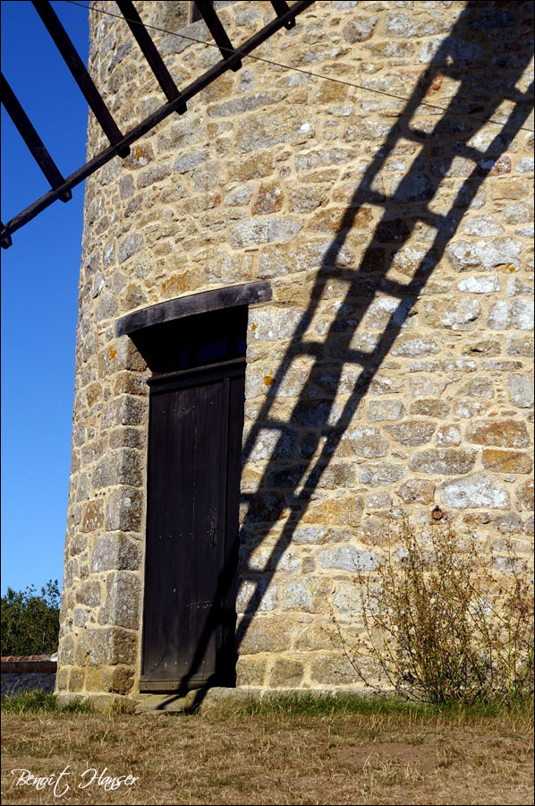 Le bras du moulin et son ombre