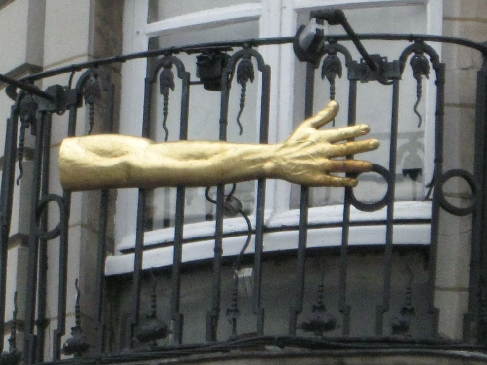 ...Le bras long à Lille...