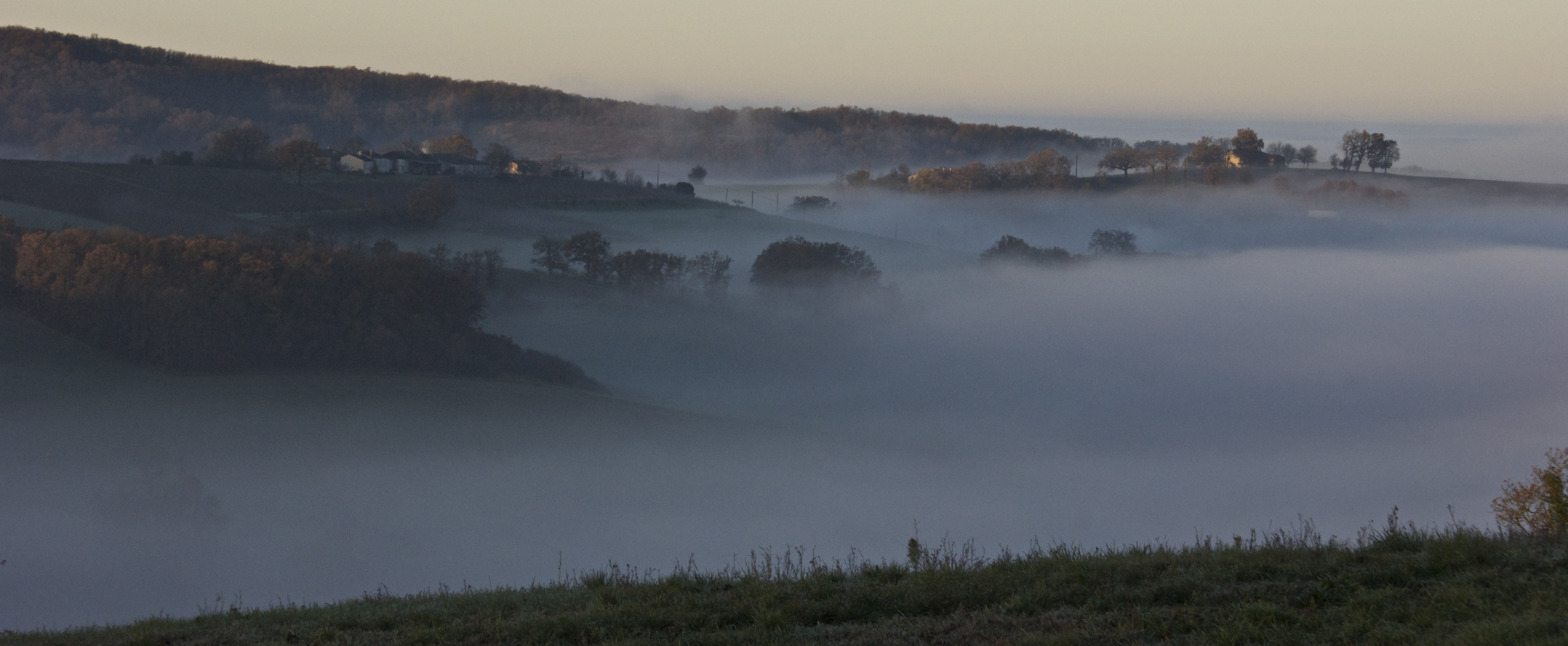 Le brouillard a envahi la plaine et le paysage est totalement transformé !