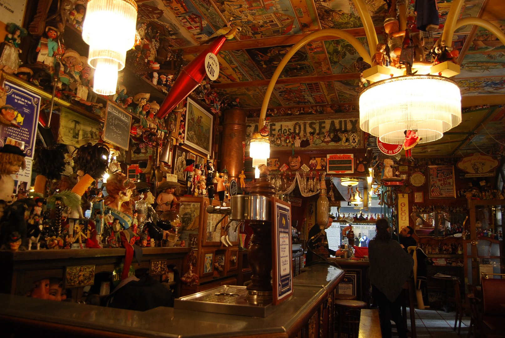 le café du coin d'en bas de la rue du bout de la ville d'en face du port