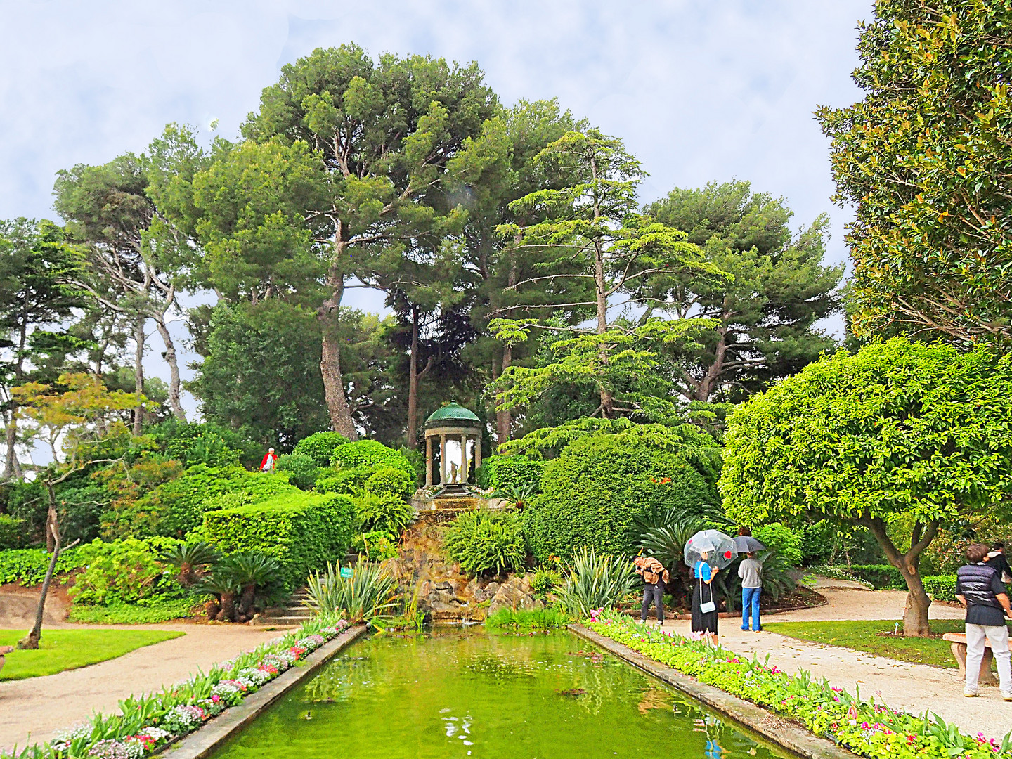 Le canal du jardin à la française avec le Temple de l’Amour